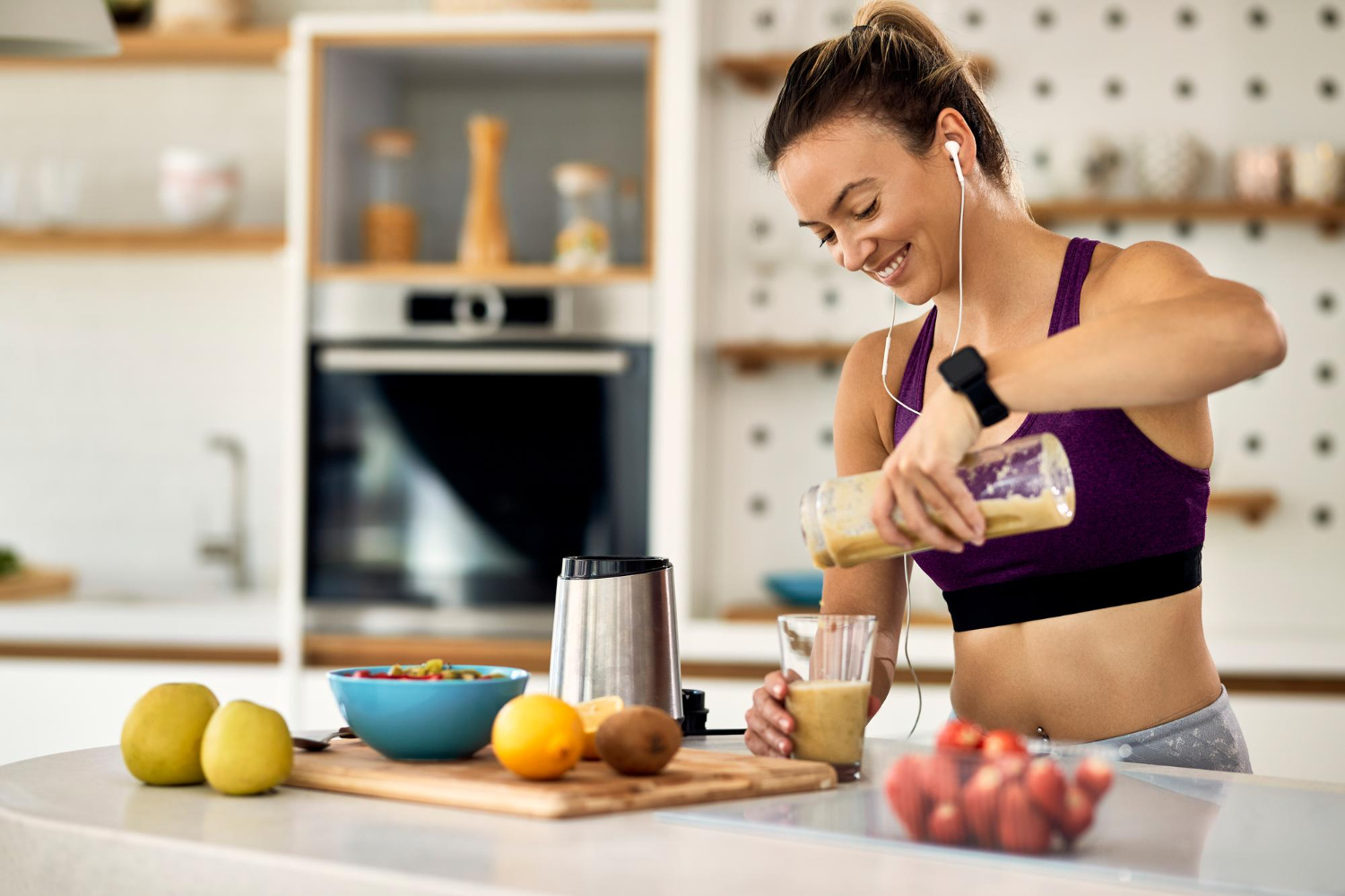 young-happy-athletic-woman-having-fruit-smoothie-breakfast-kitchen